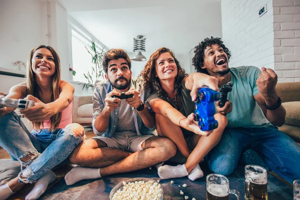 Birlikte evde video oyunları oynamak, eğlenmek arkadaş grubu.