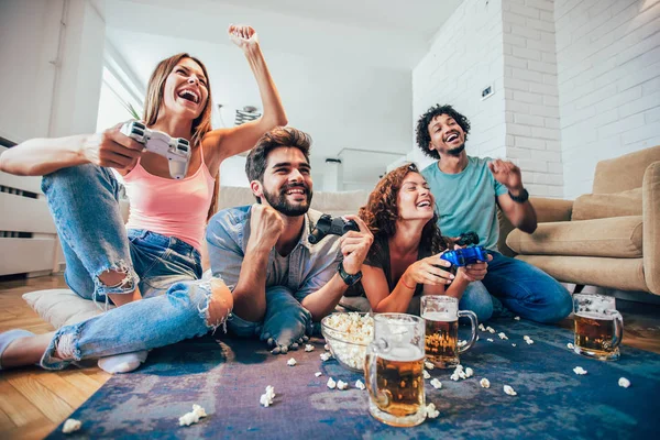 Birlikte evde video oyunları oynamak, eğlenmek arkadaş grubu.