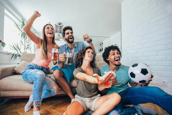 Amigos Felices Aficionados Fútbol Viendo Fútbol Televisión Celebrando Victoria Casa —  Fotos de Stock