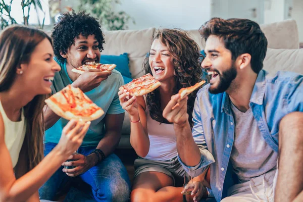 Grupo Jovens Amigos Comendo Pizza Festa Casa — Fotografia de Stock