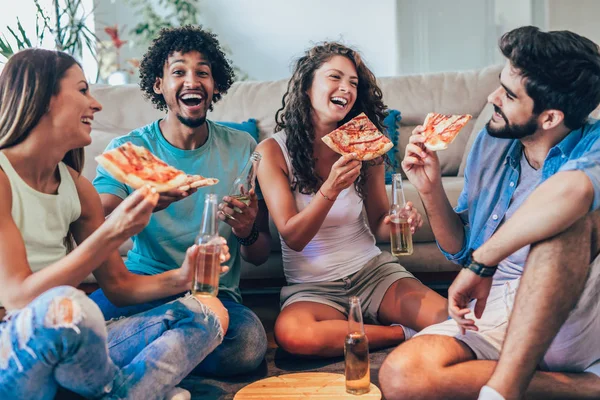 Grupo Jovens Amigos Comendo Pizza Festa Casa — Fotografia de Stock