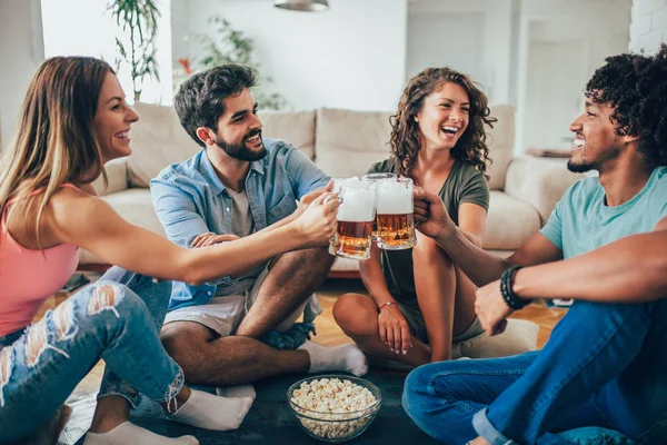 Patlamış mısır yeme ve evde bira içme, eğleniyor arkadaşlar.