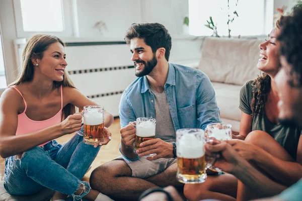 Patlamış mısır yeme ve evde bira içme, eğleniyor arkadaşlar.