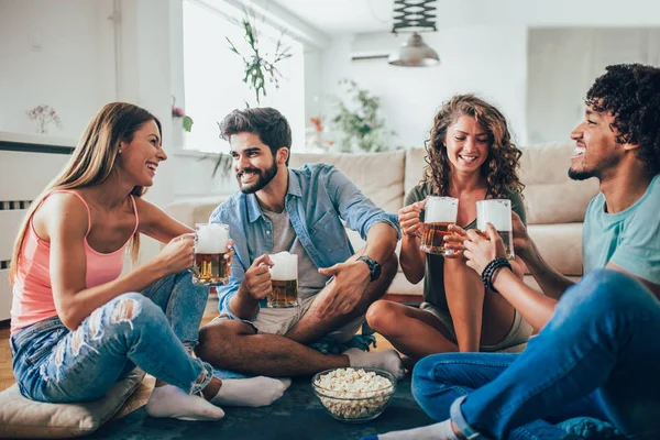 Patlamış mısır yeme ve evde bira içme, eğleniyor arkadaşlar.