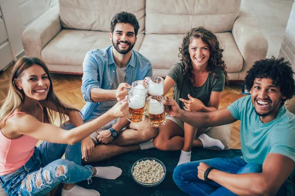 Freunde Hause Popcorn Essen Und Bier Trinken Spaß Haben — Stockfoto