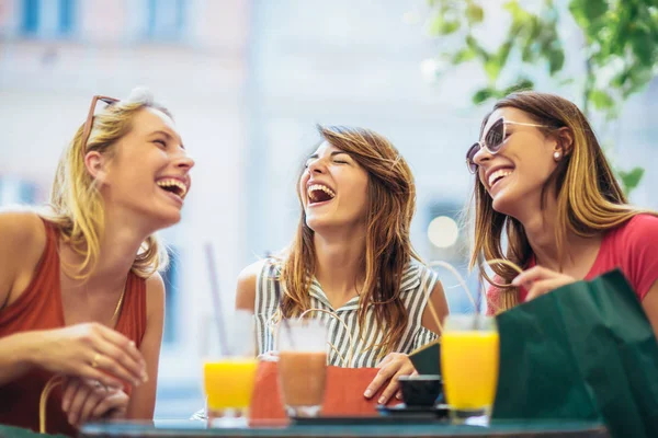 Trois Jeunes Femmes Boivent Des Boissons Amusent Café — Photo