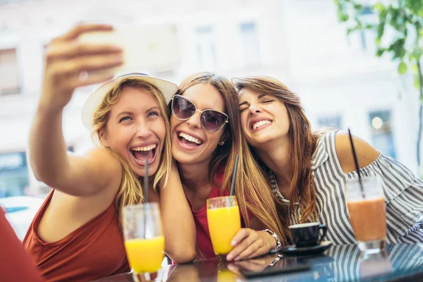 Drie Jonge Vrouwen Drinken Van Dranken Plezier Café — Stockfoto