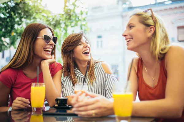 Üç arkadaşlar eğlenmeye kafede