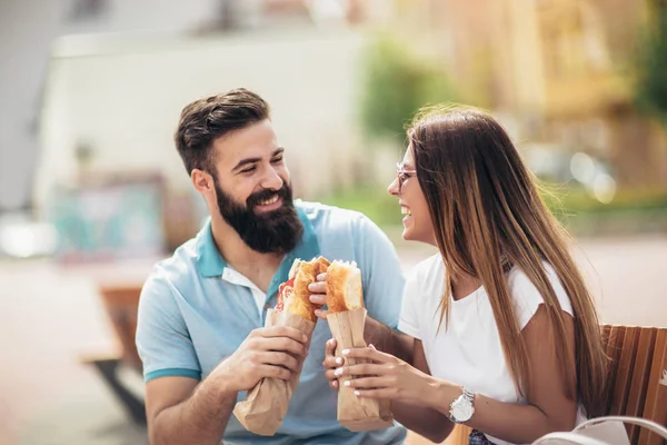 Junges Paar Isst Sandwiches Und Hat Viel Spaß — Stockfoto