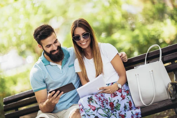 Junges Attraktives Paar Spricht Und Schaut Auf Digitales Tablet — Stockfoto