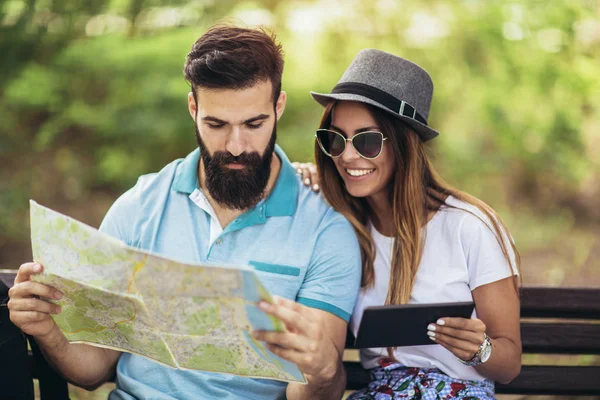 Glückliches Touristenpaar Schaut Sonnigem Tag Auf Karte Auf Bank Park — Stockfoto
