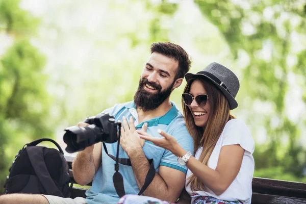 Glückliches Touristenpaar Macht Foto Mit Kamera Und Karte Park Einem — Stockfoto