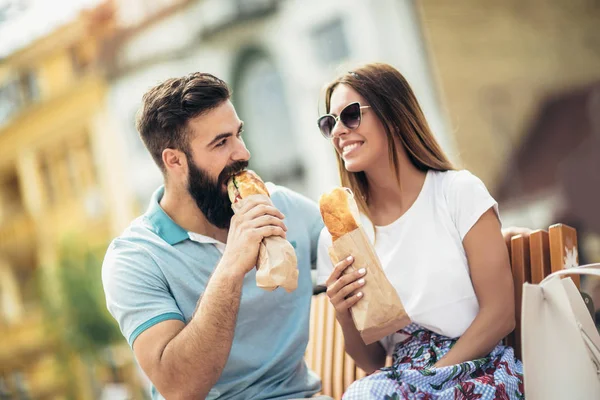 Junges Paar Isst Sandwiches Und Hat Viel Spaß — Stockfoto