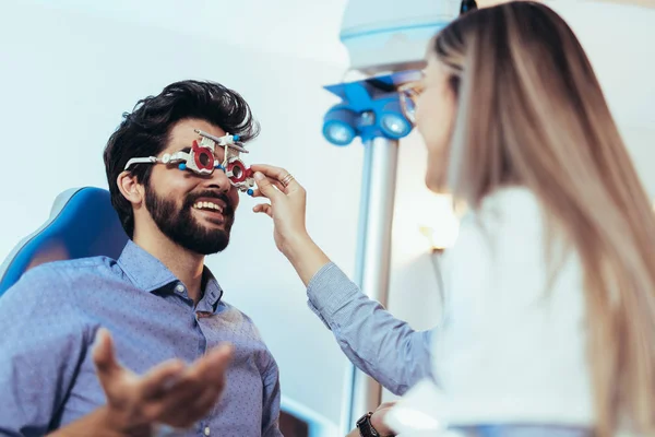 Controle Van Patiënt Gezichtsvermogen Visie Correctie Van Een Optometrist — Stockfoto