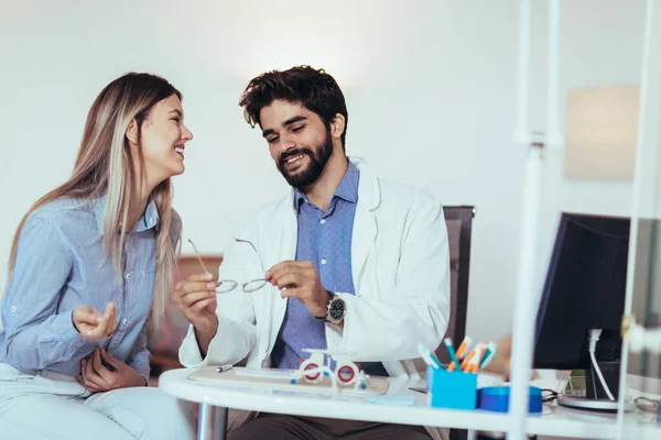 Frau Wählt Neue Brille Optikgeschäft Mit Hilfe Des Augenarztes — Stockfoto