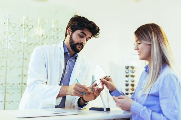 Frau Wählt Neue Brille Optikgeschäft Mit Hilfe Des Augenarztes — Stockfoto