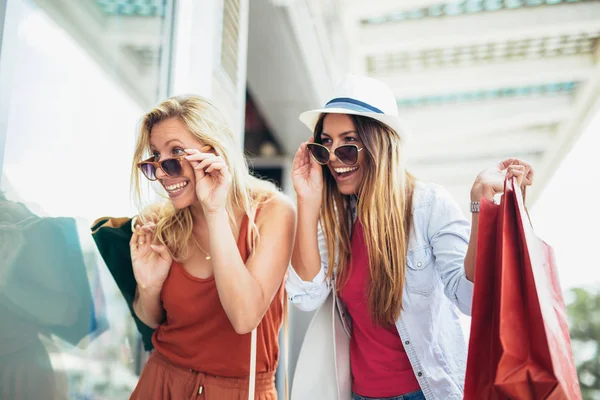 Glimlachende Vrouwen Wandelen Met Boodschappentassen Ctiy — Stockfoto