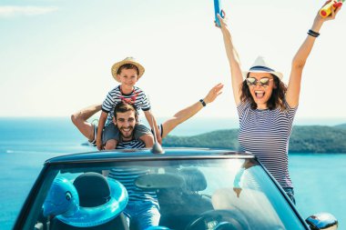 Mutlu aile seyahat ve sahip eğlenceli deniz kenarında cabriolet arabada