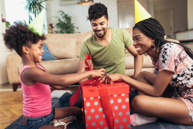 Afro-Amerikan baba, anne ve Çocuk Doğum günü, kutlama partide eğleniyor