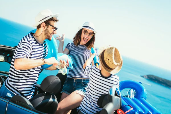 Feliz Viagem Família Divertindo Carro Cabriolet Perto Mar — Fotografia de Stock