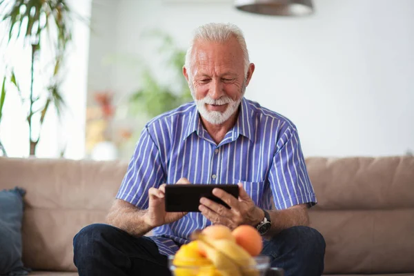 Starší Muž Sedící Gauči Pomocí Digitálních Tabletu Obývacím Pokoji — Stock fotografie