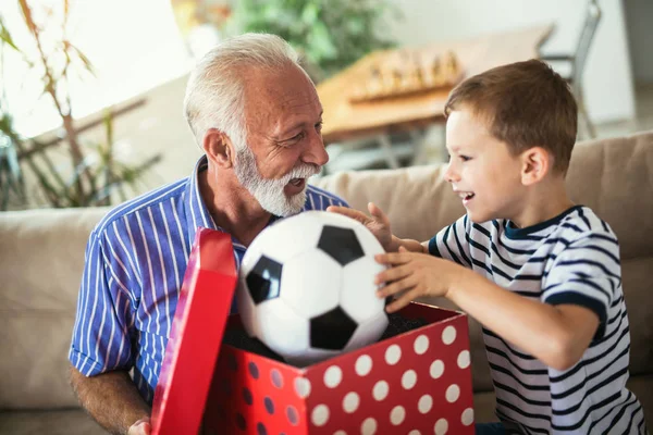 Avô Sênior Que Apresenta Presente Neto Feliz — Fotografia de Stock