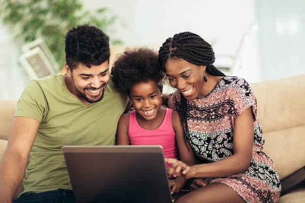 Família Afro Americana Usando Laptop Sala Estar — Fotografia de Stock