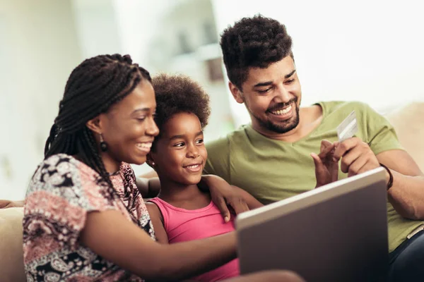 Famiglia Afroamericana Che Utilizza Computer Portatile Soggiorno — Foto Stock