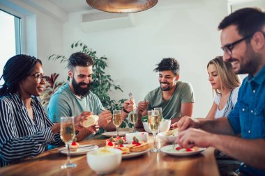 Akşam yemeği tadını çok ırklı arkadaş grubu