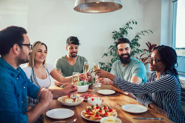 Grupo Amigos Multiétnicos Que Gostam Jantar — Fotografia de Stock