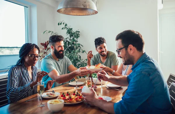 Grupo Jovens Amigos Felizes Jantando Casa — Fotografia de Stock