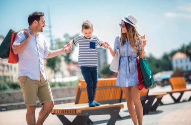 Mutlu aile açık alışveriş sonra eğleniyor