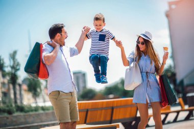 Mutlu aile açık alışveriş sonra eğleniyor