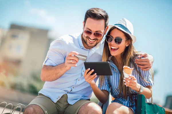 Pareja Feliz Pagando Línea Con Tarjeta Crédito Tableta Digital Calle —  Fotos de Stock