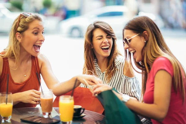 Drie Jonge Vrouwen Drinken Van Sap Café Een Winkelen — Stockfoto