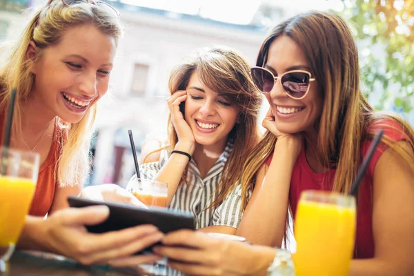 Amigos Femeninos Usando Tableta Divertirse Cafetería — Foto de Stock