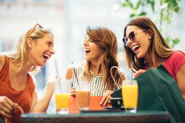 Drie Jonge Vrouwen Met Kleurrijke Tassen Café Het Winkelen — Stockfoto