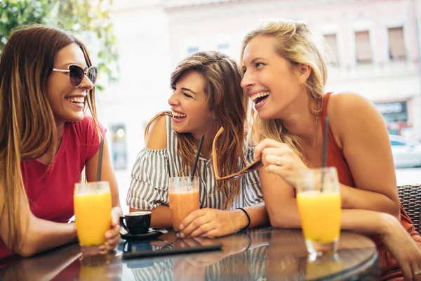 Три Подруги Веселятся Кафе — стоковое фото