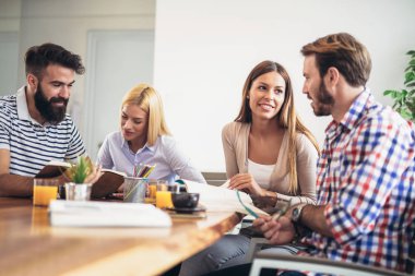 Grup öğrencinin öğrenme ve üniversite sınavlarına hazırlık.