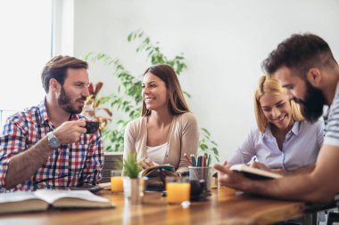 Grup öğrencinin öğrenme ve üniversite sınavlarına hazırlık.