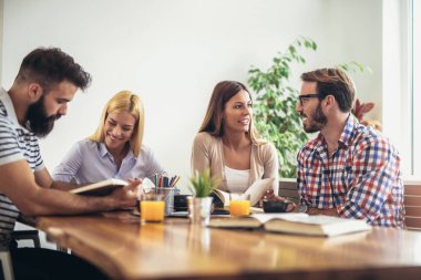 Grup öğrencinin öğrenme ve üniversite sınavlarına hazırlık.