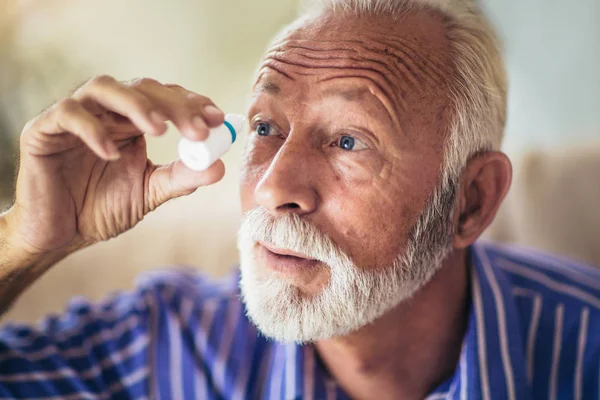 Starší Osoby Používající Oční Kapky — Stock fotografie