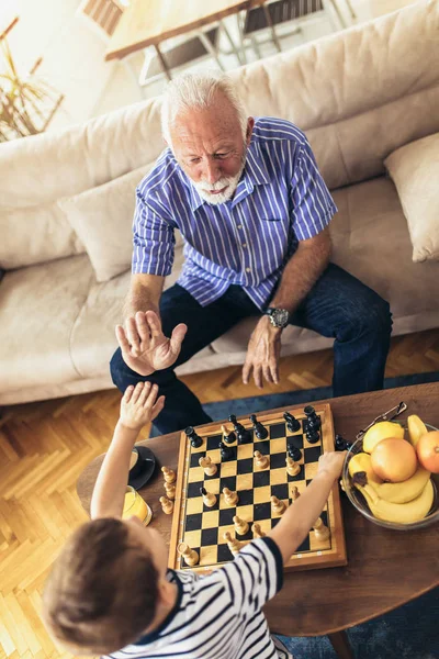 Fiatal Fiú Sakkozni Nagyapám Otthon — Stock Fotó