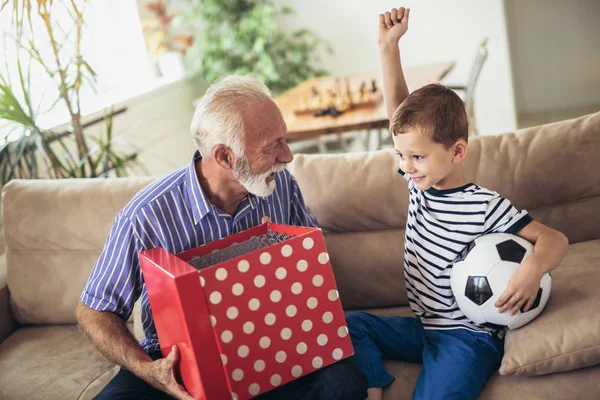 Knappe Senior Grootvader Presenteren Geschenk Aan Gelukkig Kleinzoon — Stockfoto