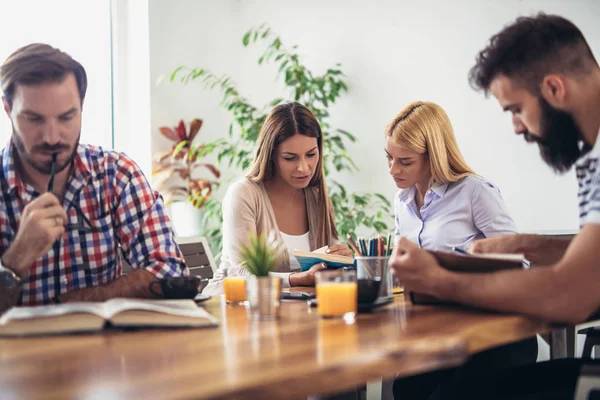 Grupo Estudantes Que Preparam Para Exame Universitário — Fotografia de Stock