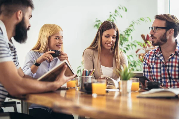 Studentgruppe Som Studerer Sammen Hjemme – stockfoto