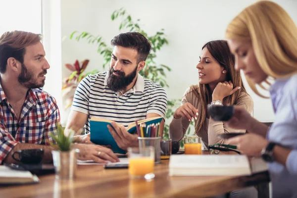 Grupo Estudiantes Que Estudian Juntos Casa — Foto de Stock