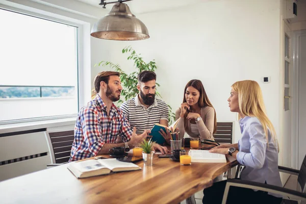 Grupo Estudiantes Que Estudian Casa — Foto de Stock