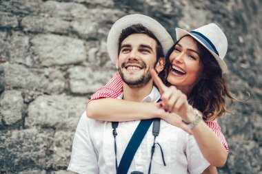 Turist çift şehri geziyor ve geziyor.