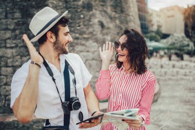 Turist çift zevk gezi ve harita kullanarak şehri keşfetmek.